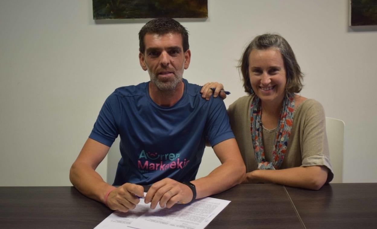 Iñaki Baños y Luke Goñi en la firma del convenio.