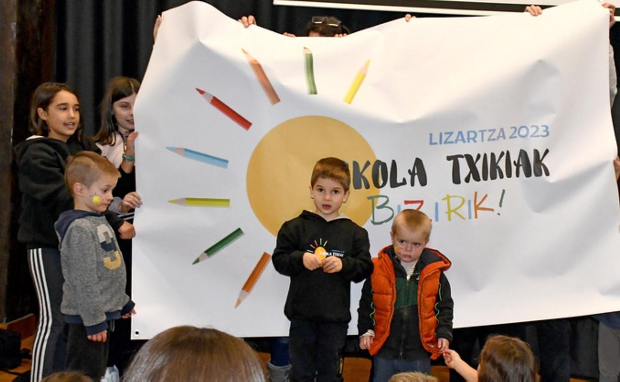 Eskolako ikasleek erakutsi zuten logotipo berria. 