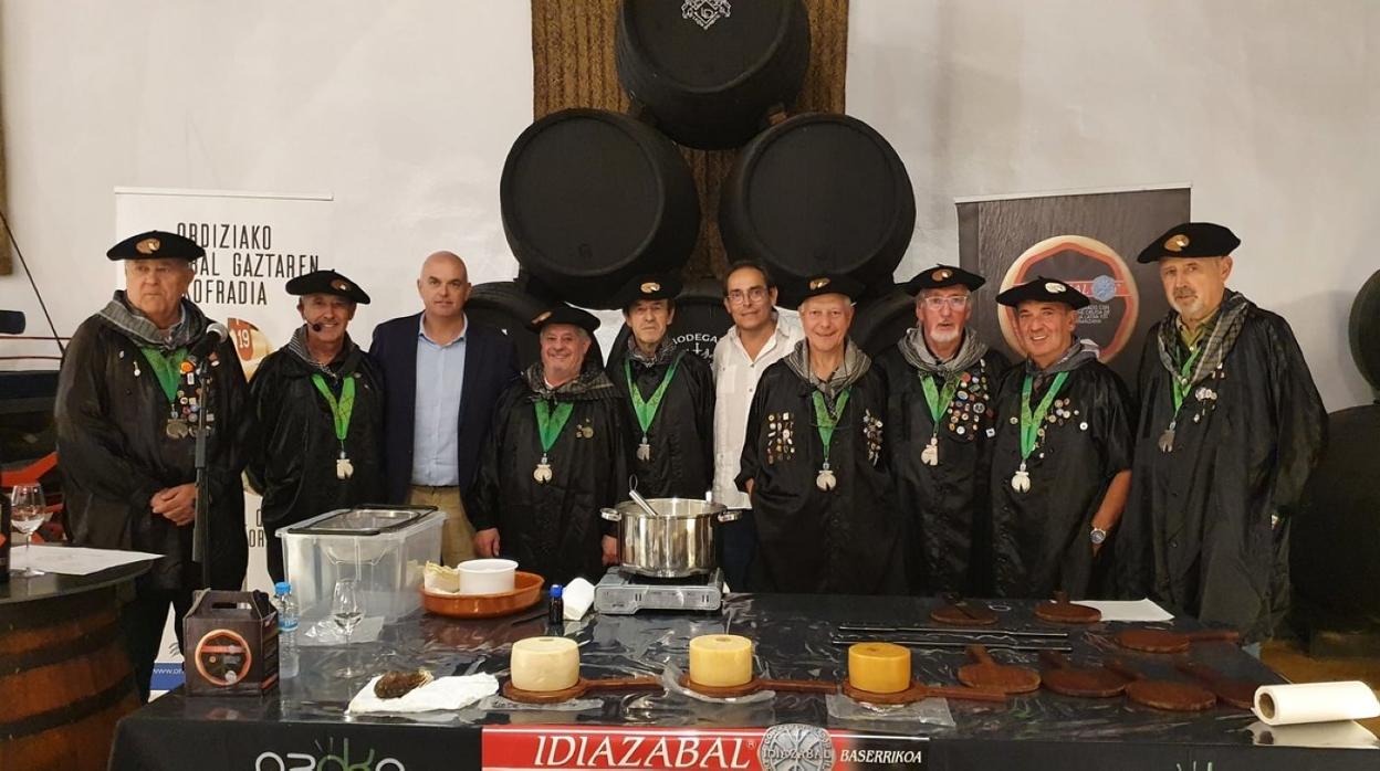Los miembros de la Cofradía en la bodega León Domecq con dos directivos de la centenaria casa jerezana.