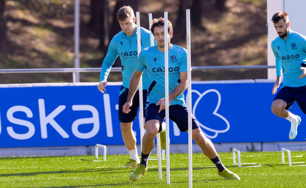 Mikel Oyarzabal durante un entrenamiento junto a sus compañeros hace unas semanas. 