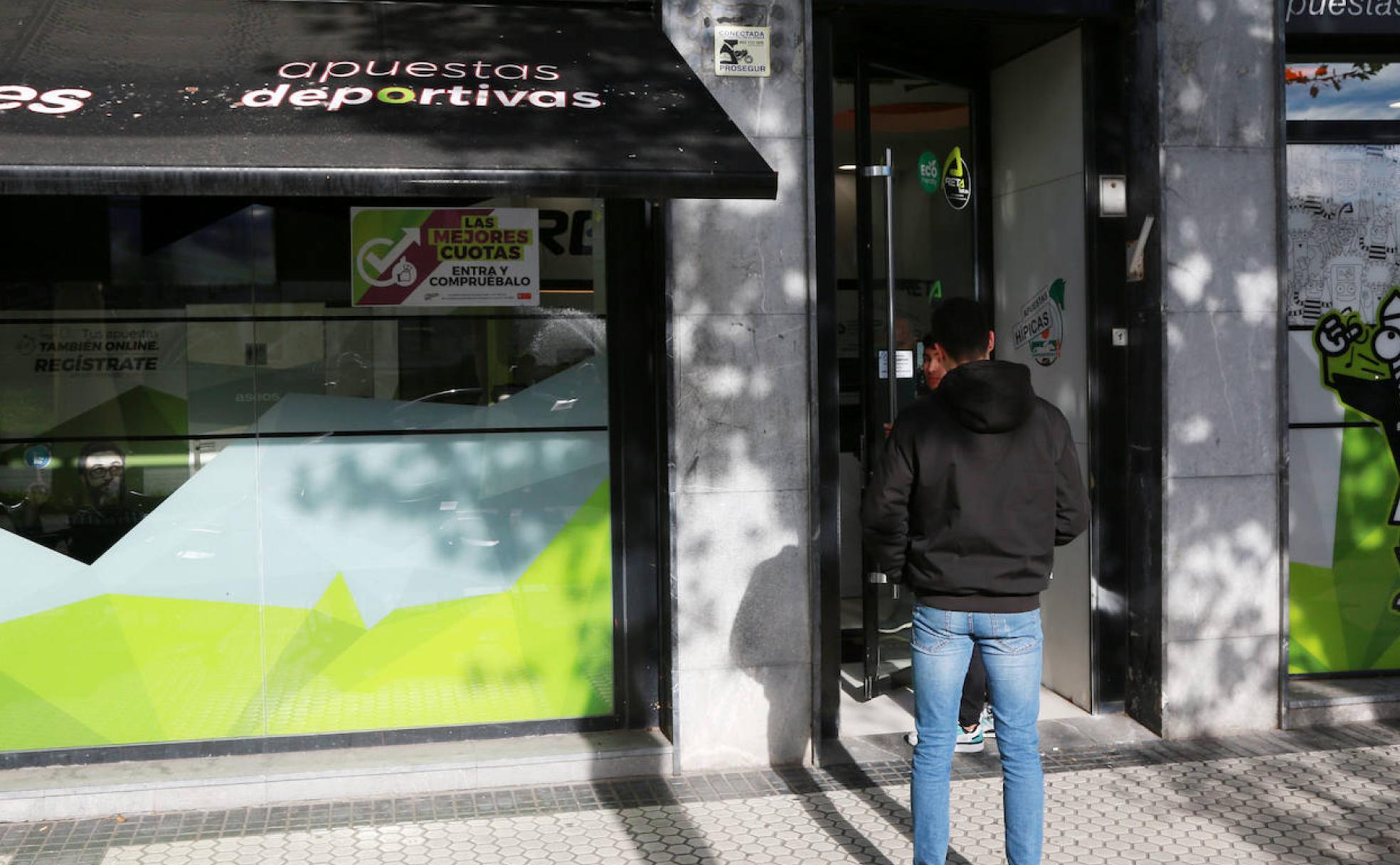 Dos jóvenes se disponen a entrar a un local de apuestas de Donostia.