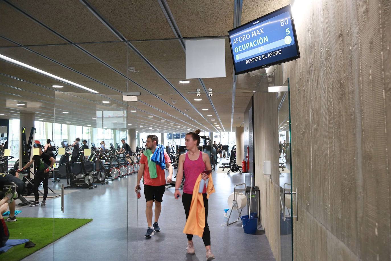 Usuarios salen del gimnasio del polideportivo de Altza en Donostia.