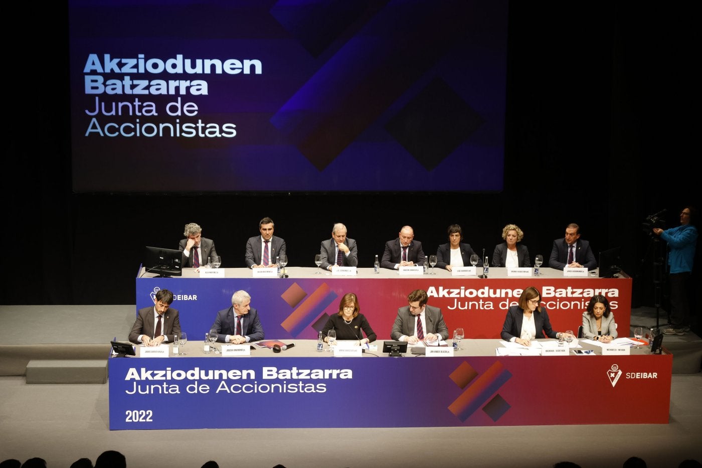 El Consejo encabezado por Amaia Gorostiza dio cuenta de la situación del club durante la Junta . 
