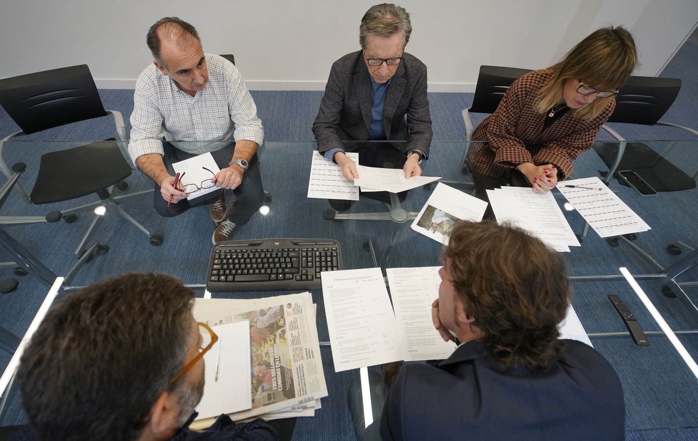 Javier Bienzobas, Iñaki Gabilondo, Arantxa Aldaz, Mitxel Ezquiaga y David Taberna en la reunión de redacción de la mañana.