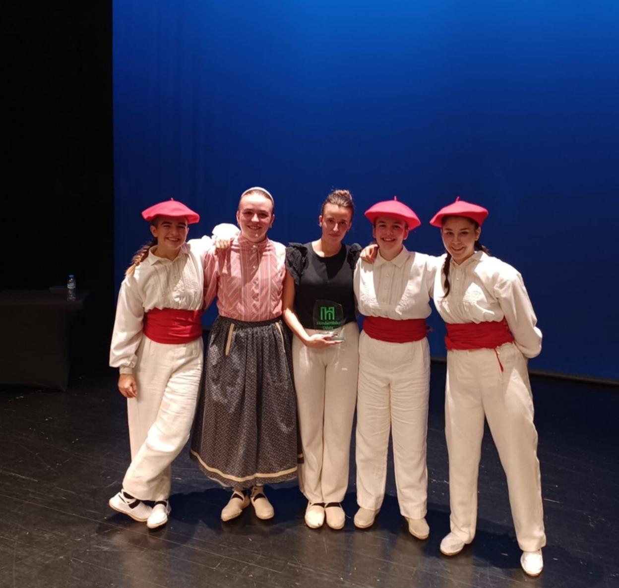 Las cinco dantzaris legazpiarras en la competición de Hondarribia. 