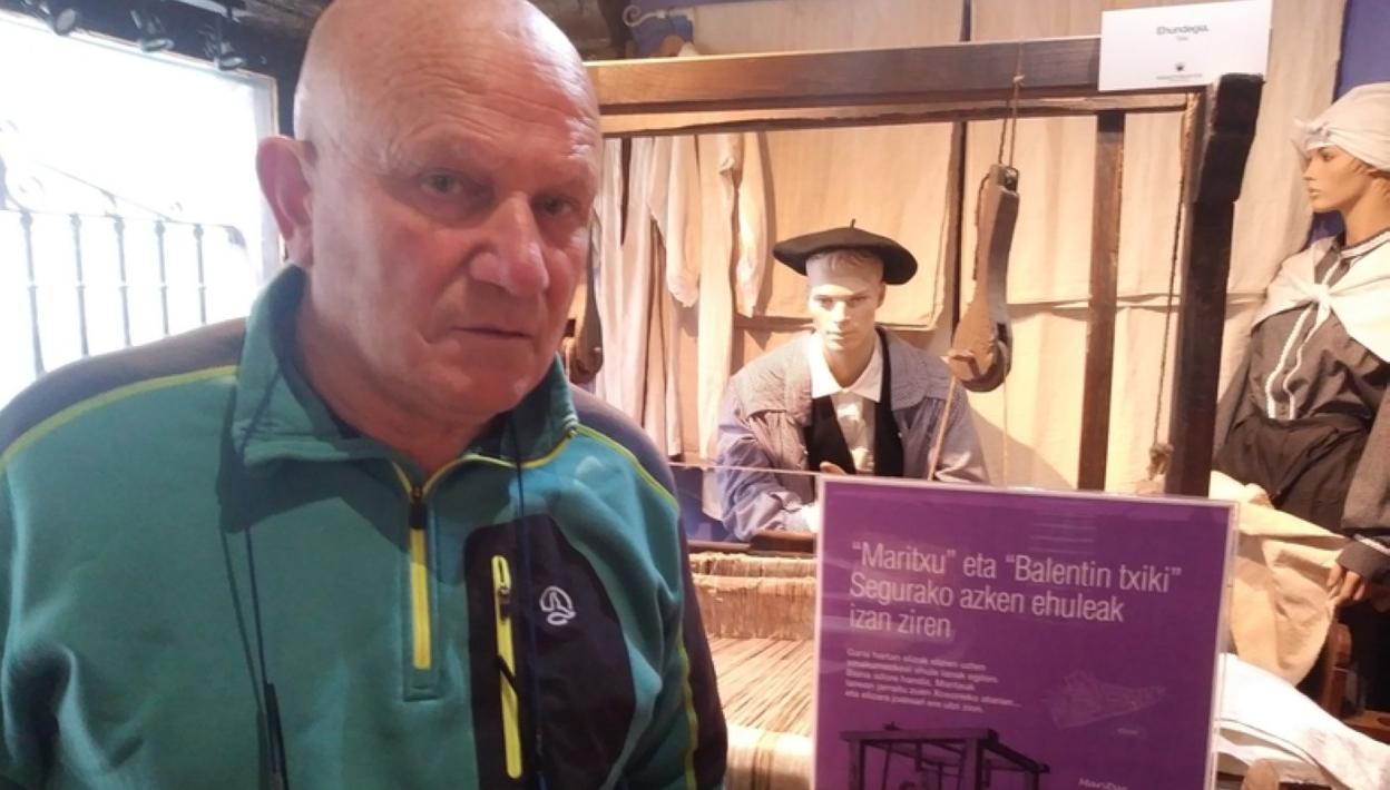 Rafa Berasategi ehundegia atzean duela Errastiolatza museoan. 