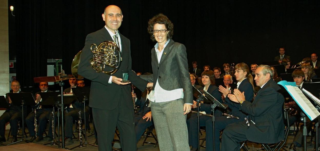 El músico eibarrés Rodolfo Epelde recibió el 'Txopitea eta Pakea', de la mano de Mari José Telleria, en una actuación que participó con la Banda de Música de Eibar, en el 2014. 