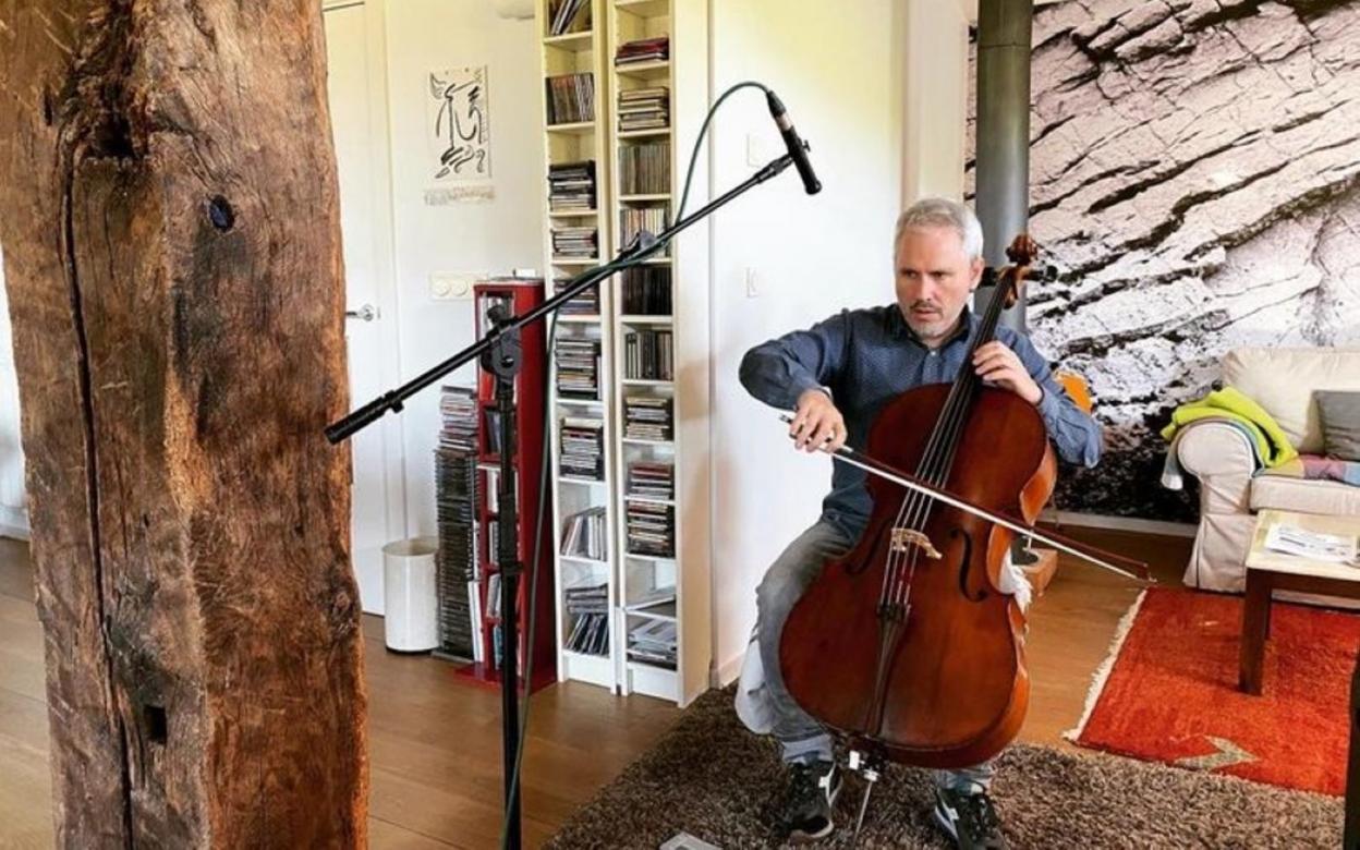 Tras su inicial vinculación con el acordeón Pello Ramírez ha desarrollado una amplia labor musical con el cello.