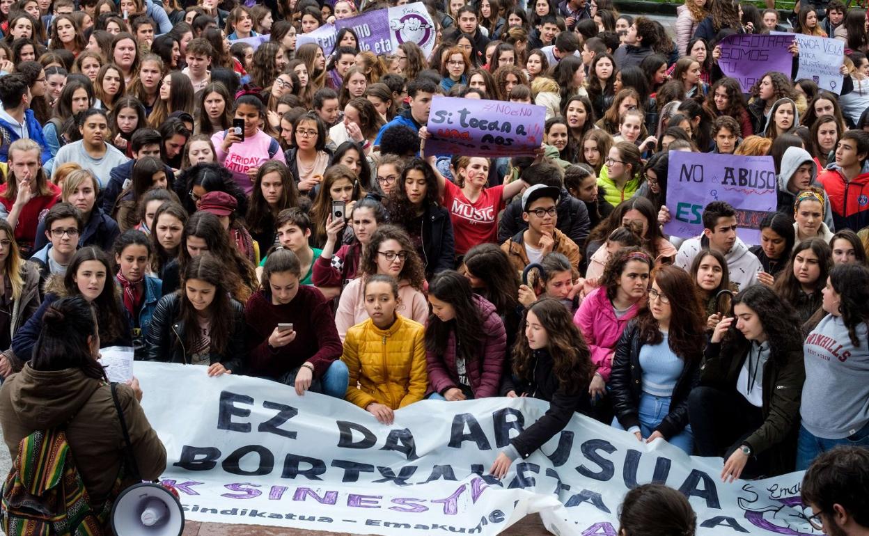 Estudiantes se manifiestan en San Sebastián contra la primera condena de 'La Manada' en 2018. 