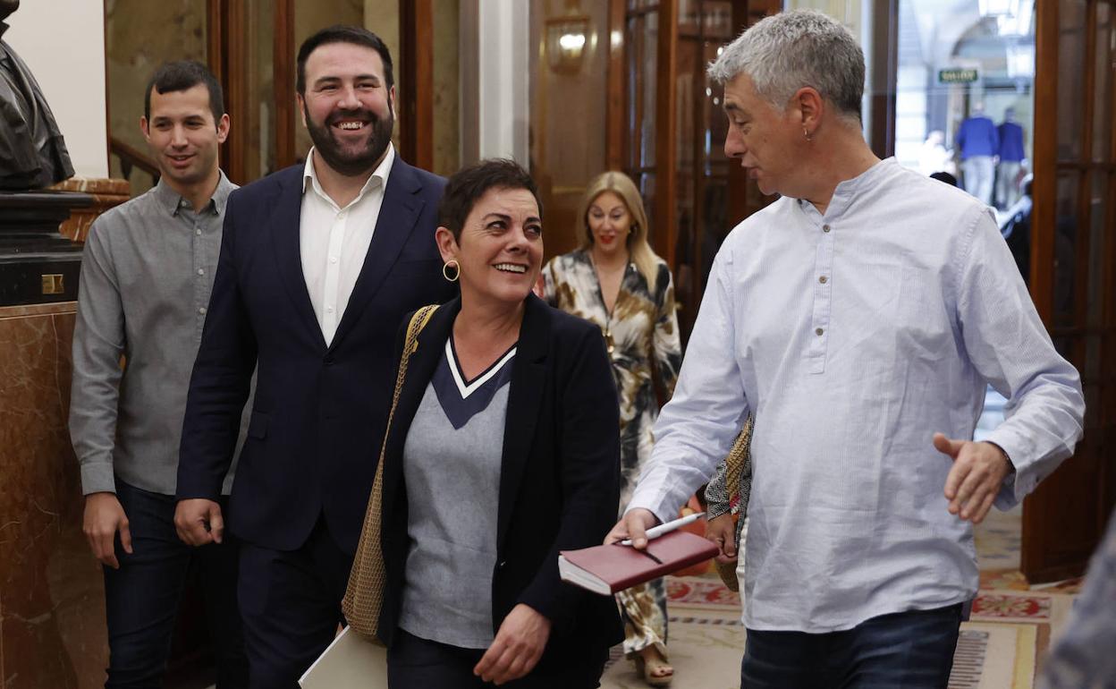 Los diputados de EH Bildu Mertxe Aizpurua (2d), Oskar Matute (d) y Jon Iñarritu (2i), a su llegada a la sesión de control al Gobierno. 
