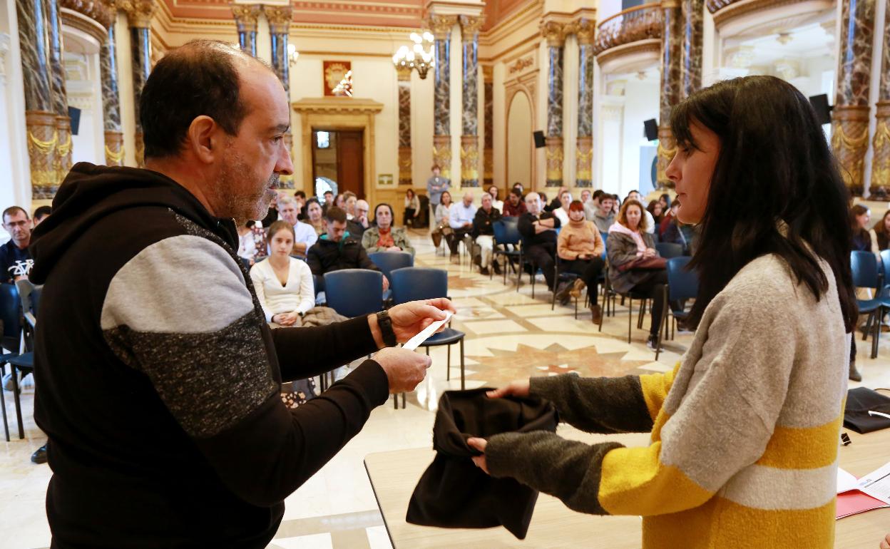 Sorteo para decidir los colegios y asociaciones que regentarán los puestos. 