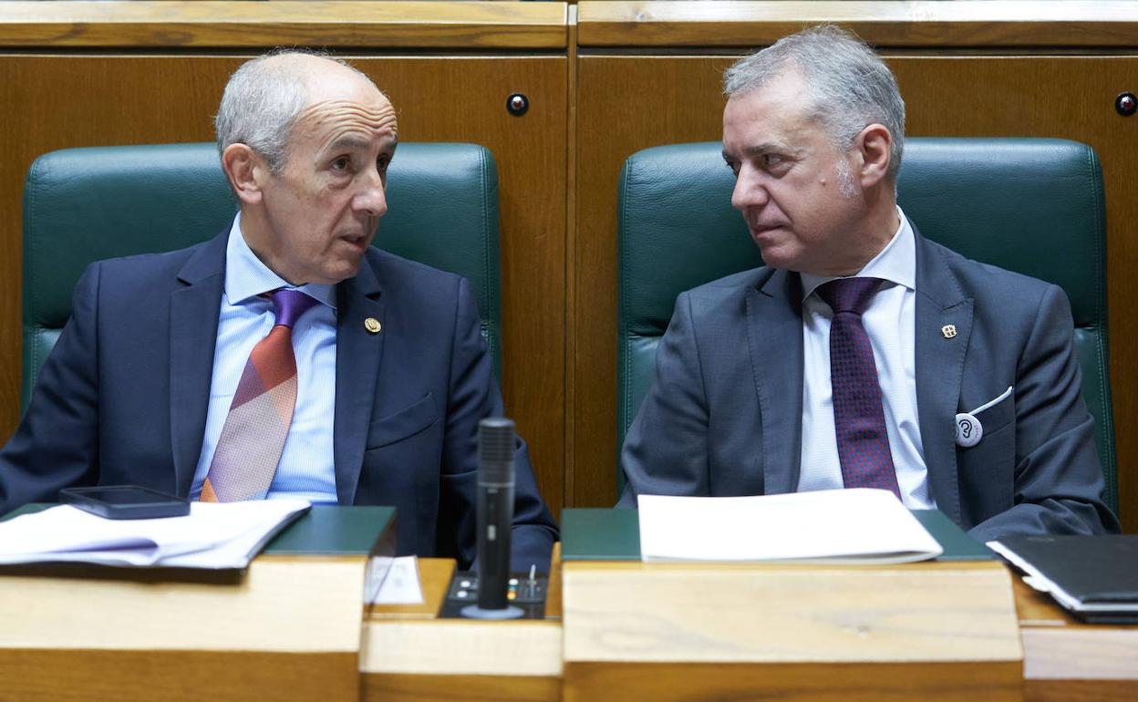 Iñigo Urkullu, este jueves en el Parlamento Vasco junto a Josu Erkoreka.