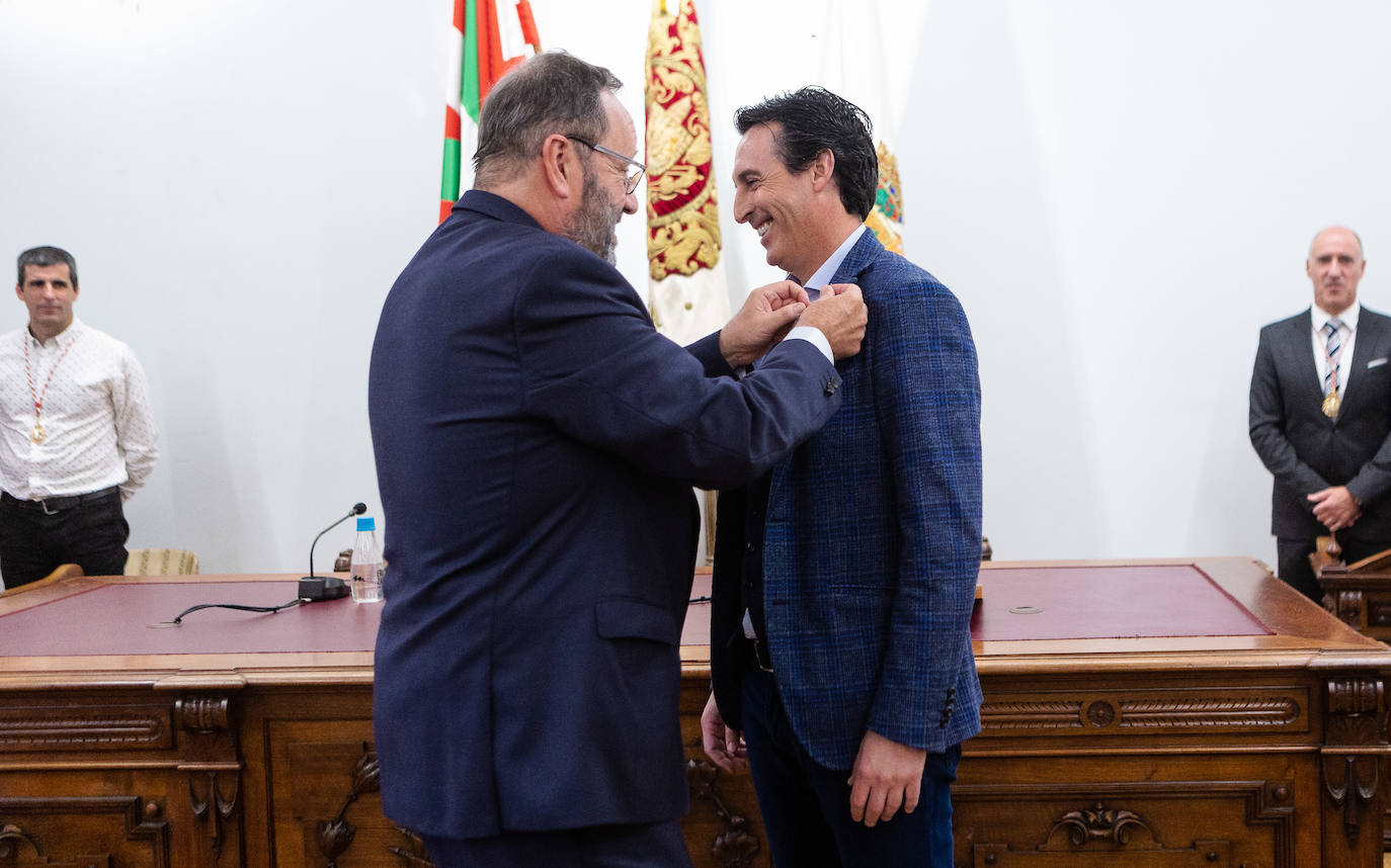 Fotos: Hondarribia entrega la insignia de oro a Unai Emery