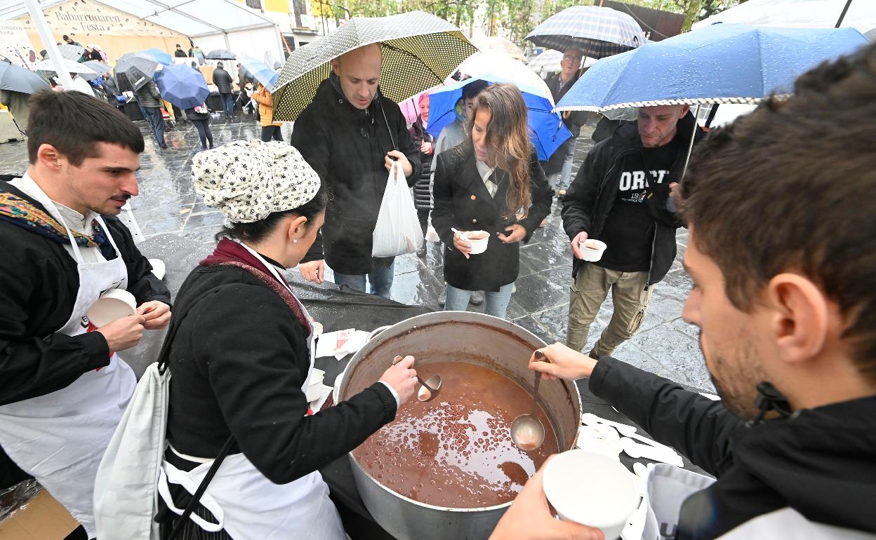 La Cofradía de la Alubia reparte raciones de babarrunas 