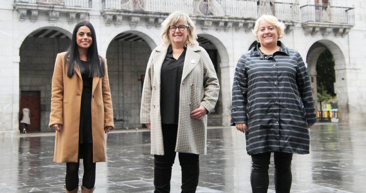 Ariana Nogales, Ane Beitia y Atsegin Uzuriaga, durante la presentación de la propuesta presupuesto. 