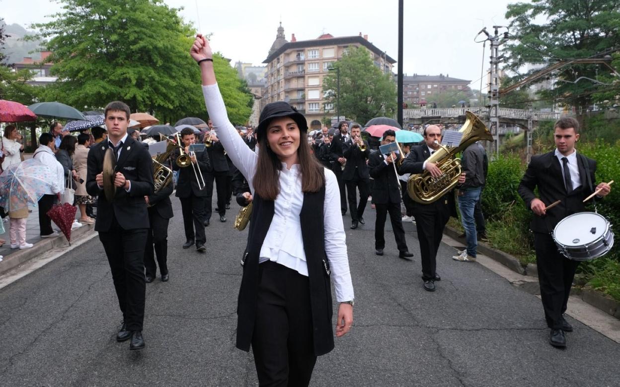 Zumarragako Musika Banda tocará bajo la batuta de Ane Legarreta . 