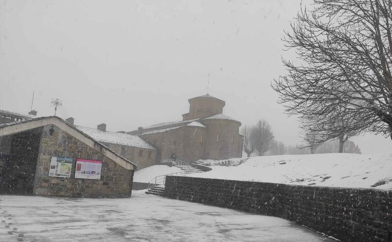 La nieve ha llegado a San Miguel de Aralar.
