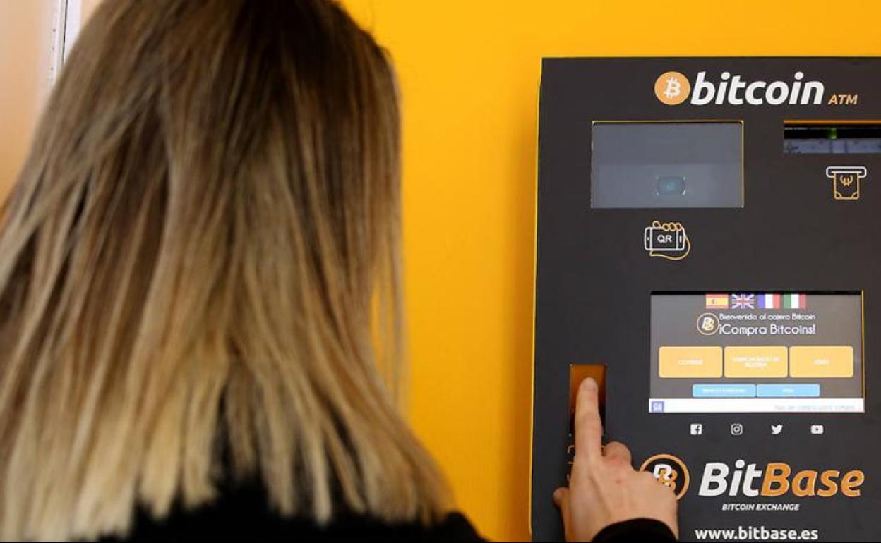 Usuario en el cajero de bitcoins del Boulevard de San Sebastián. 