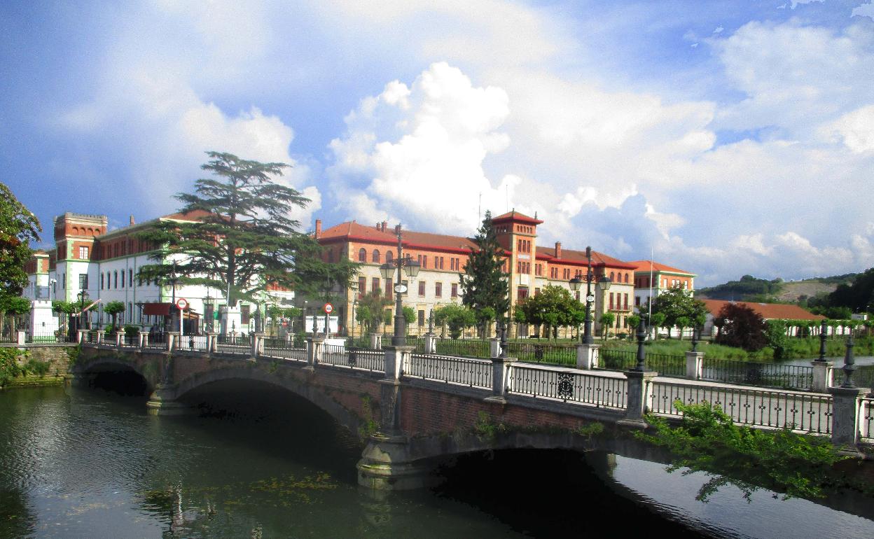Una vista del puente de los cuarteles de Loiola.