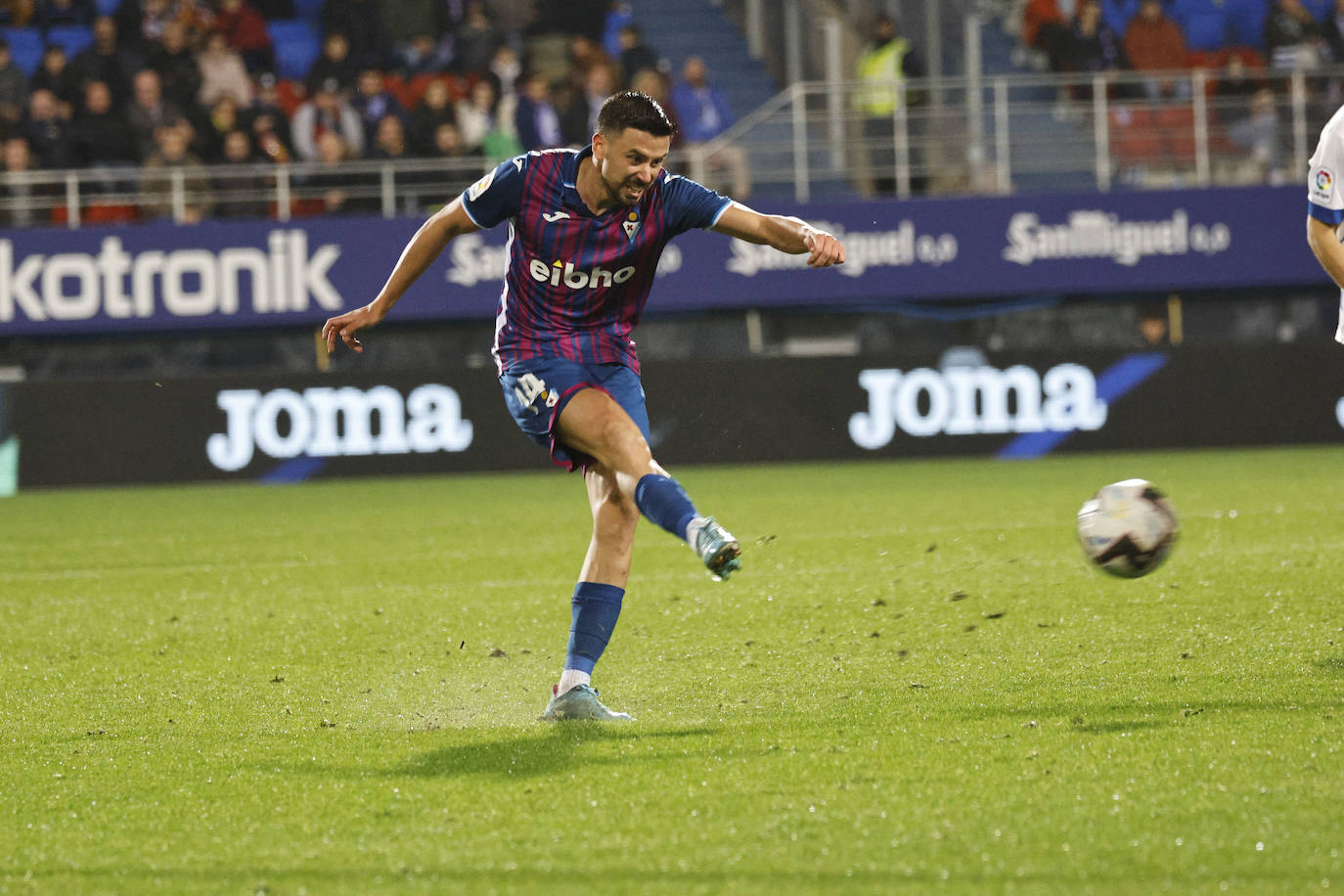 Fotos: Las mejores imágenes del Eibar-Alavés