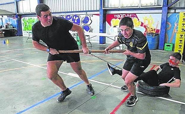 Imagen principal - Solidaridad vecinal masiva con Markel