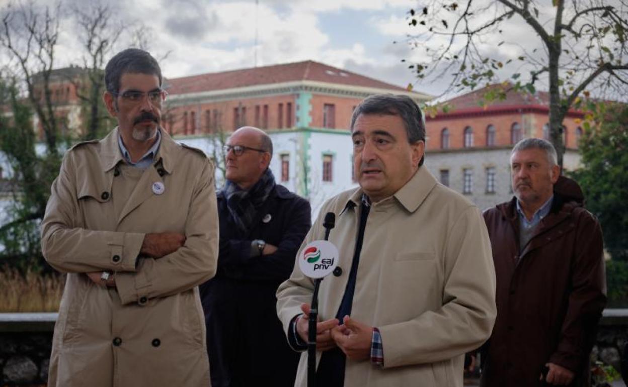 Aitor Esteba, junto a Eneko Goia, este domingo en San Sebastián. 