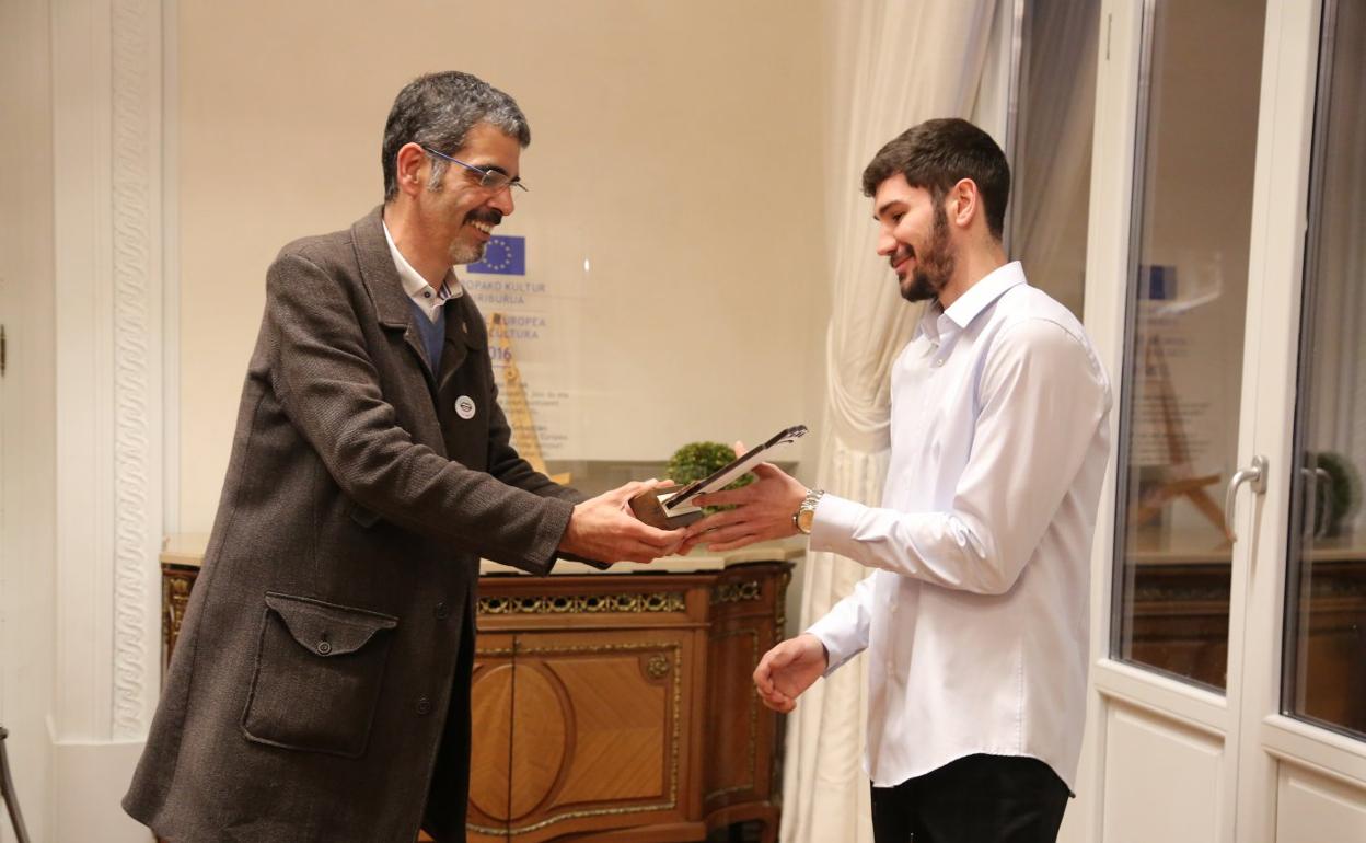 Eneko Goia entrega un obsequio a Brizuela ayer en el ayuntamiento. 