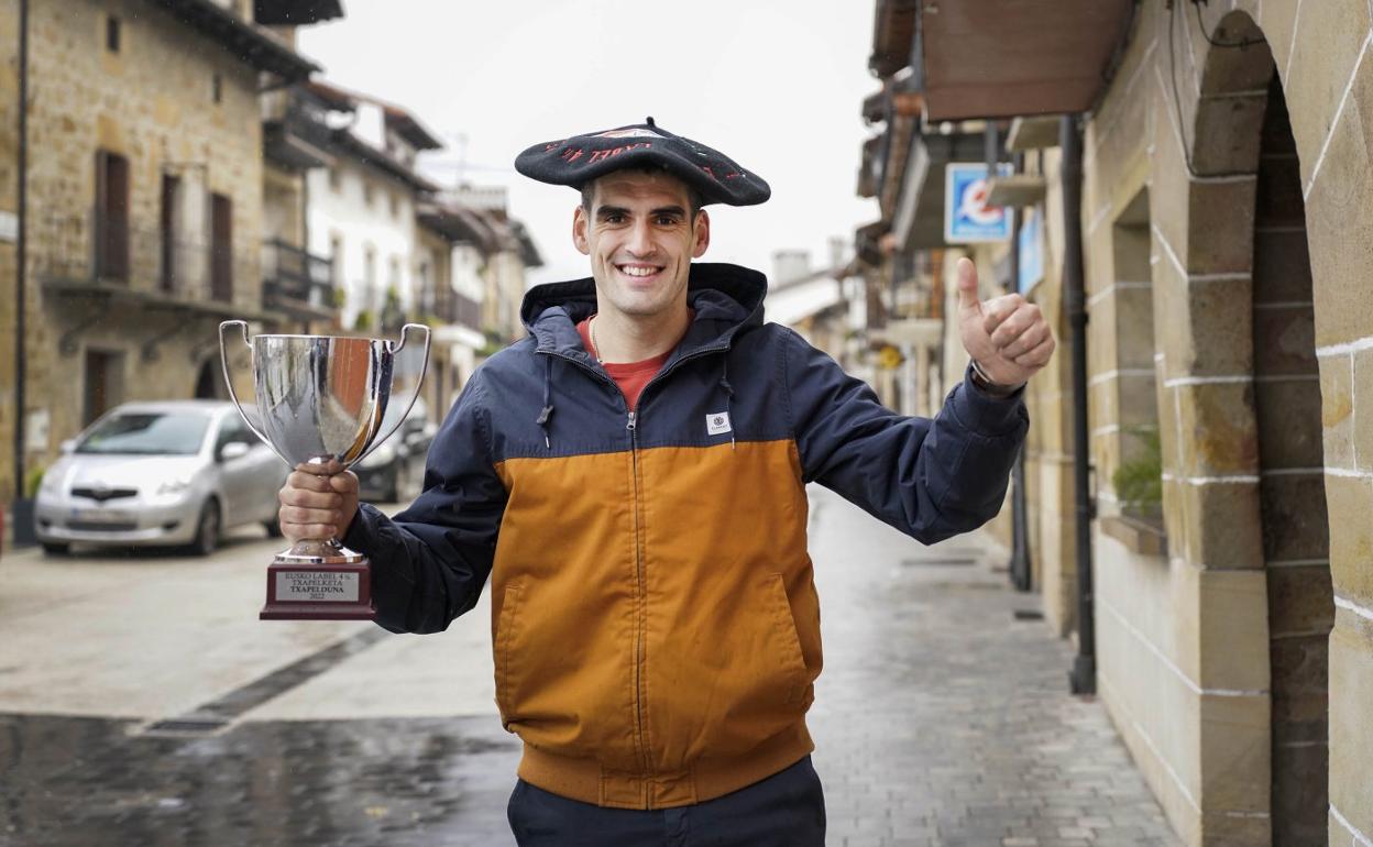 Joseba Ezkurdia levanta el pulgar con la copa y la txapela que le acreditan como campeón del Cuatro y Medio, ayer en las calles de Arbizu. 