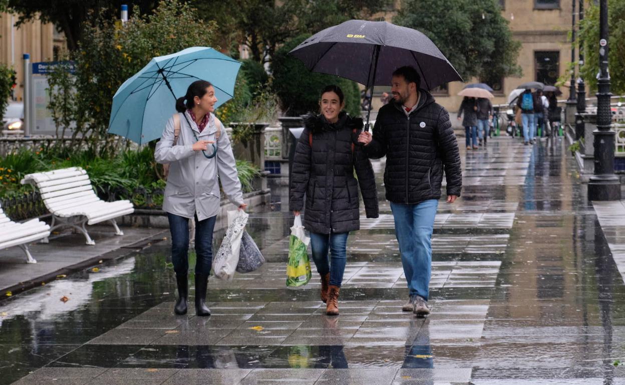 Varias personas por las calles de Donostia la lluviosa mañana de este domingo pasado. 