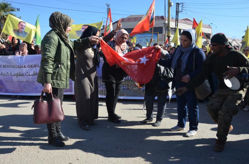 Un grupo de mujeres sirias queman una bandera turca en protesta por los bombardeos del domingo. 