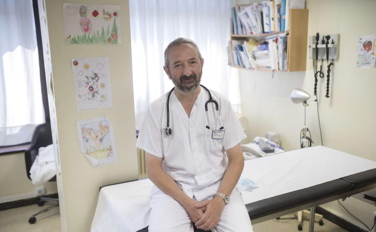 Pedro Gorrotxategi posa en una consulta de Pedriatría. 