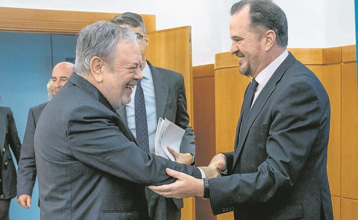 Pedro Azpiazu y Carlos Iturgaiz se saludan durante la primera ronda negociadora. 
