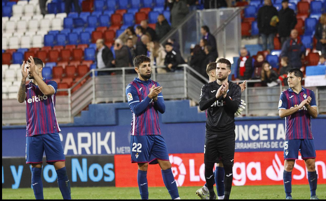 Los jugadores del Eibar agradecen el apoyo del público de Ipurua al finalizar el último partido ante el Alavés. 
