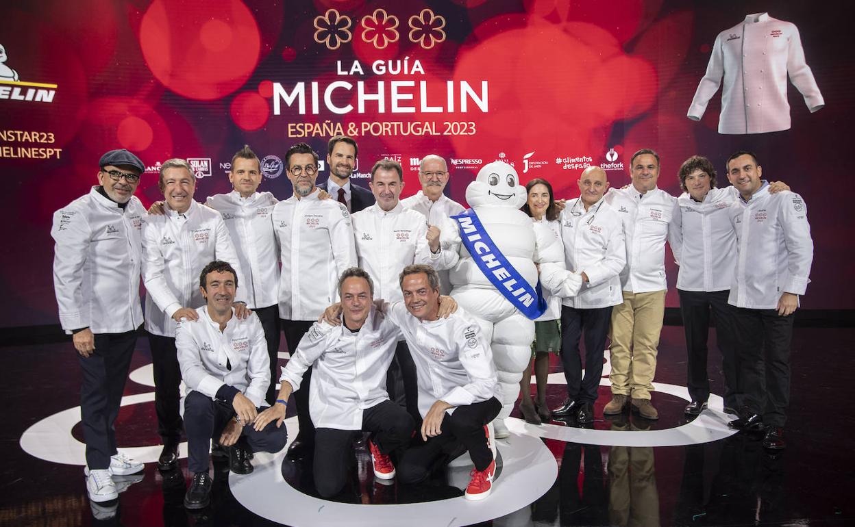 Foto de familia de los tres estrella Michelin, con Berasategui, Subijana y Elena Arzak entre ellos, distinguidos este martes en la gala que se celebró en Toledo.