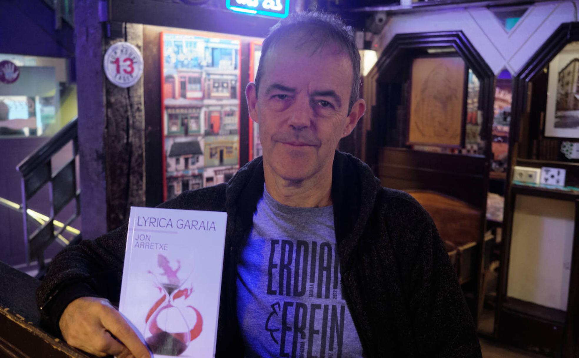 Jon Arretxe, 'Lyrica Garaia' eleberria eskuan duela. 