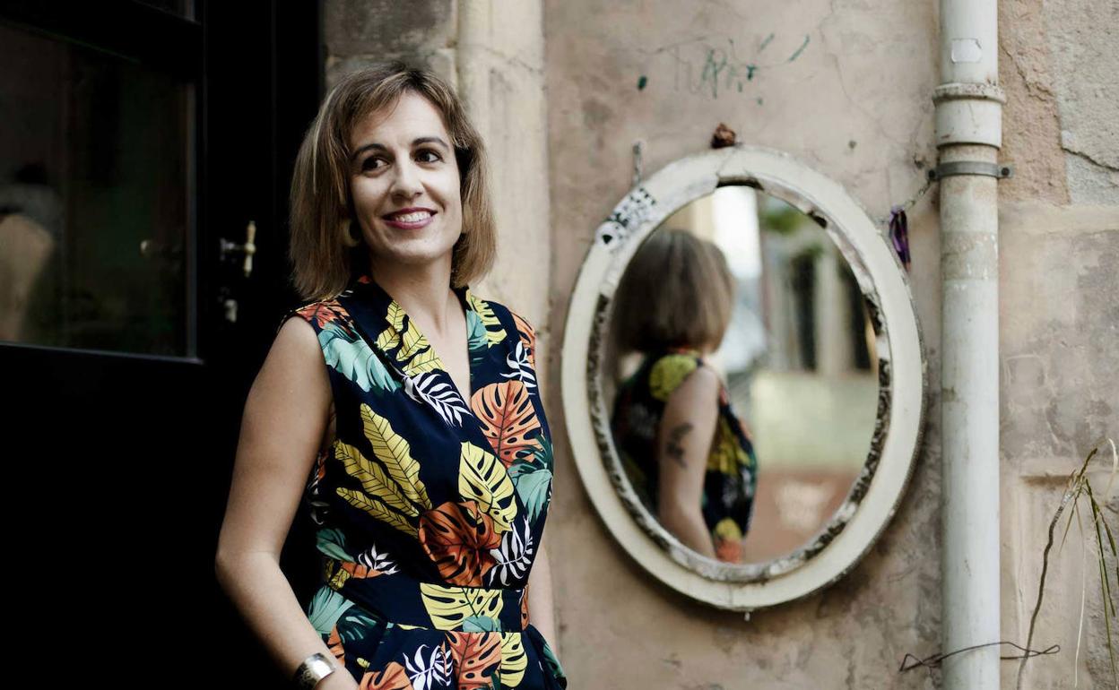 La escritora Katxia Agirre que sus capacidades y su forma de ser se adaptan mejor a la literatura que a la creación cinematográfica.