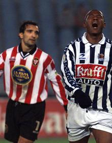 Imagen secundaria 2 - Pablo, con apenas dos años, aparece en brazos de su padre en el Nuevo Las Gaunas.; La última promesa de Zubieta de niño en su casa con varias de las camisetas que utilizó su padre. y Fernando Marín, junto a Bonilla en aquel partido de Copa jugado en Anoeta en 1999.