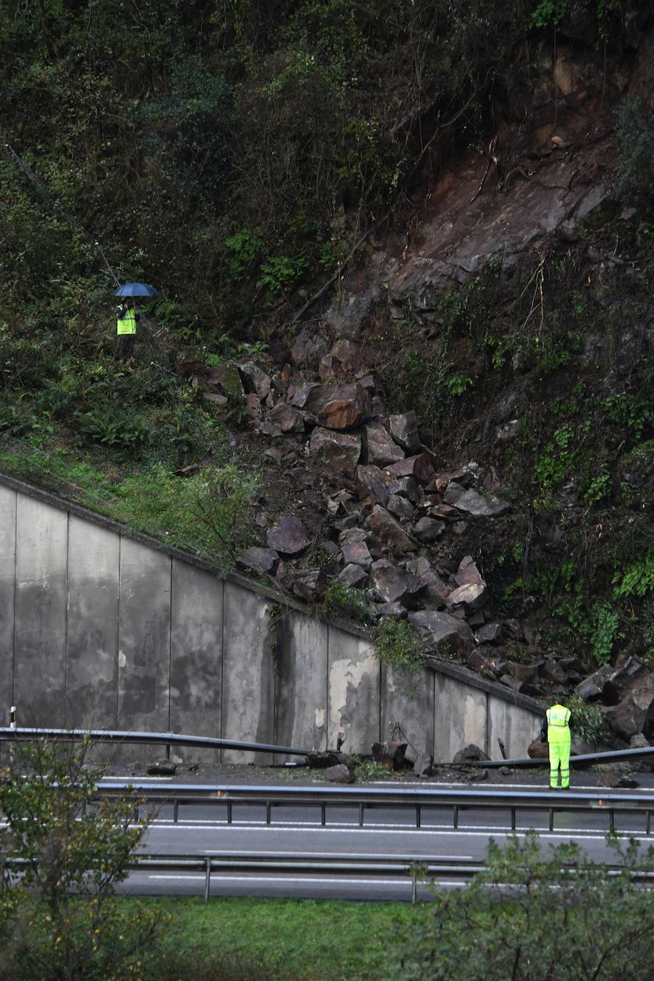 Fotos: Desprendimiento de rocas en la AP-8 en Elgoibar