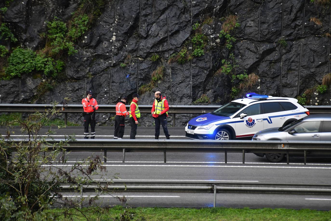 Fotos: Desprendimiento de rocas en la AP-8 en Elgoibar
