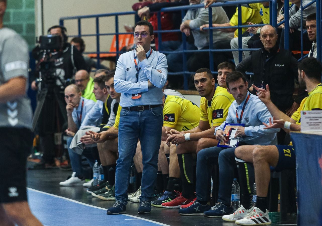 Fotos: El Bidasoa Irun reacciona tras el descanso y derrota al Motor Zaporozhye