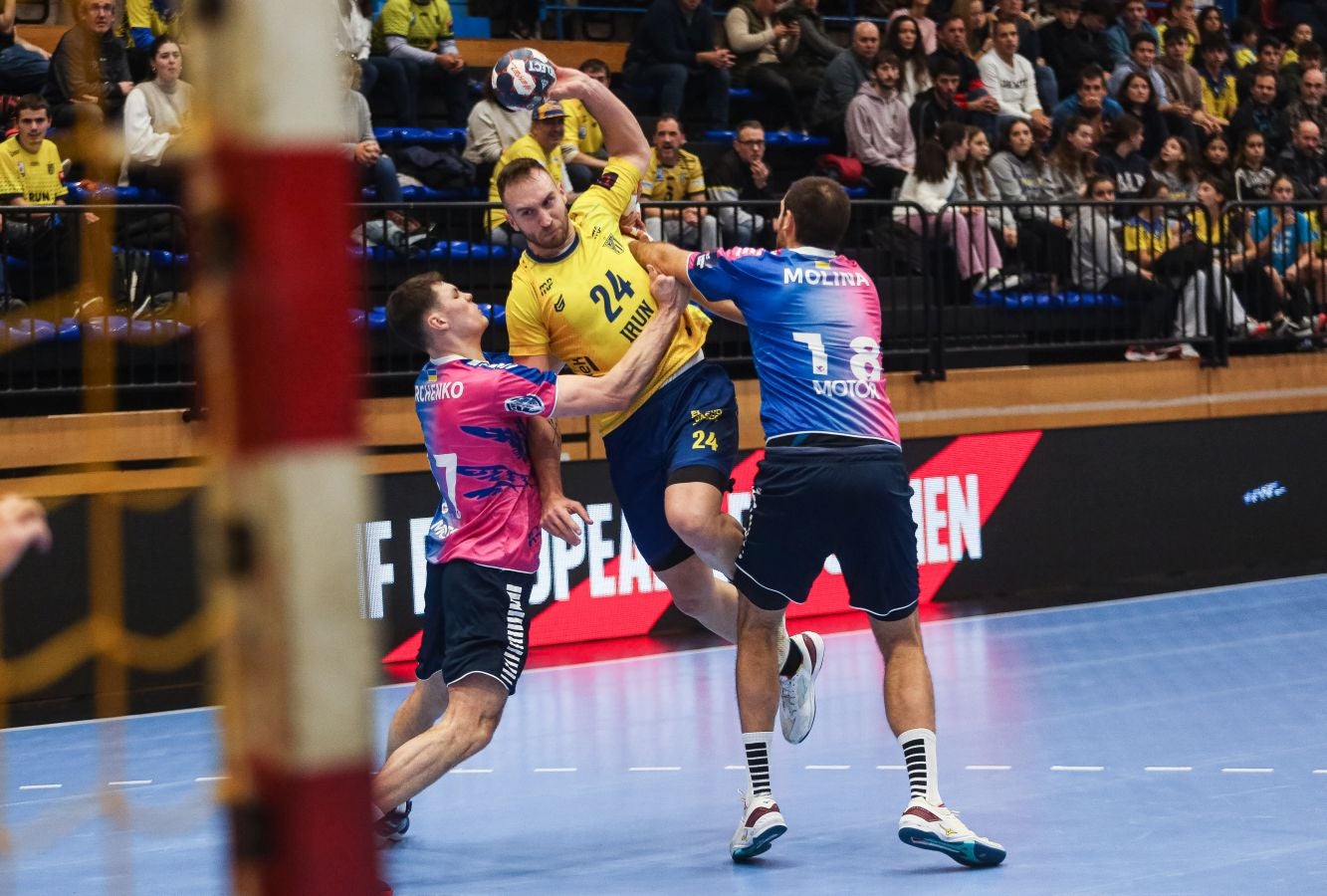 Fotos: El Bidasoa Irun reacciona tras el descanso y derrota al Motor Zaporozhye