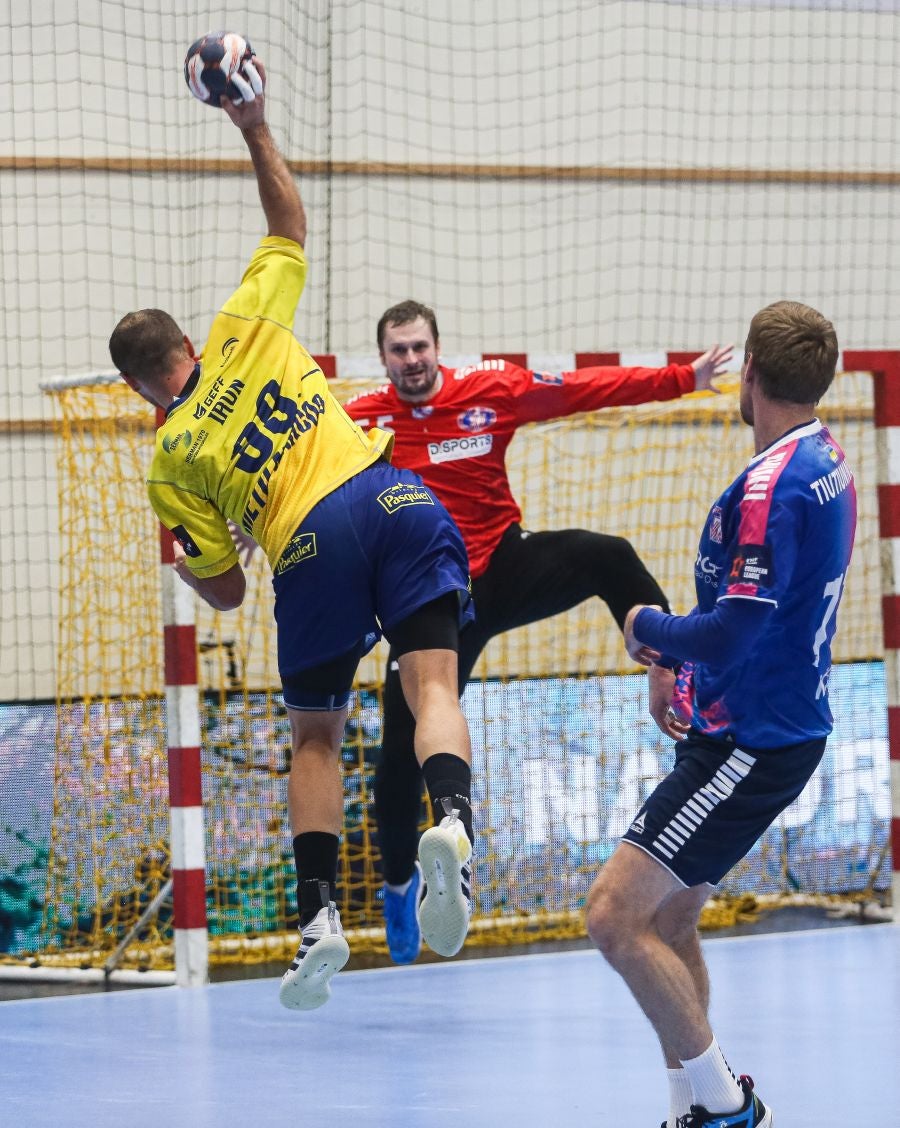 Fotos: El Bidasoa Irun reacciona tras el descanso y derrota al Motor Zaporozhye