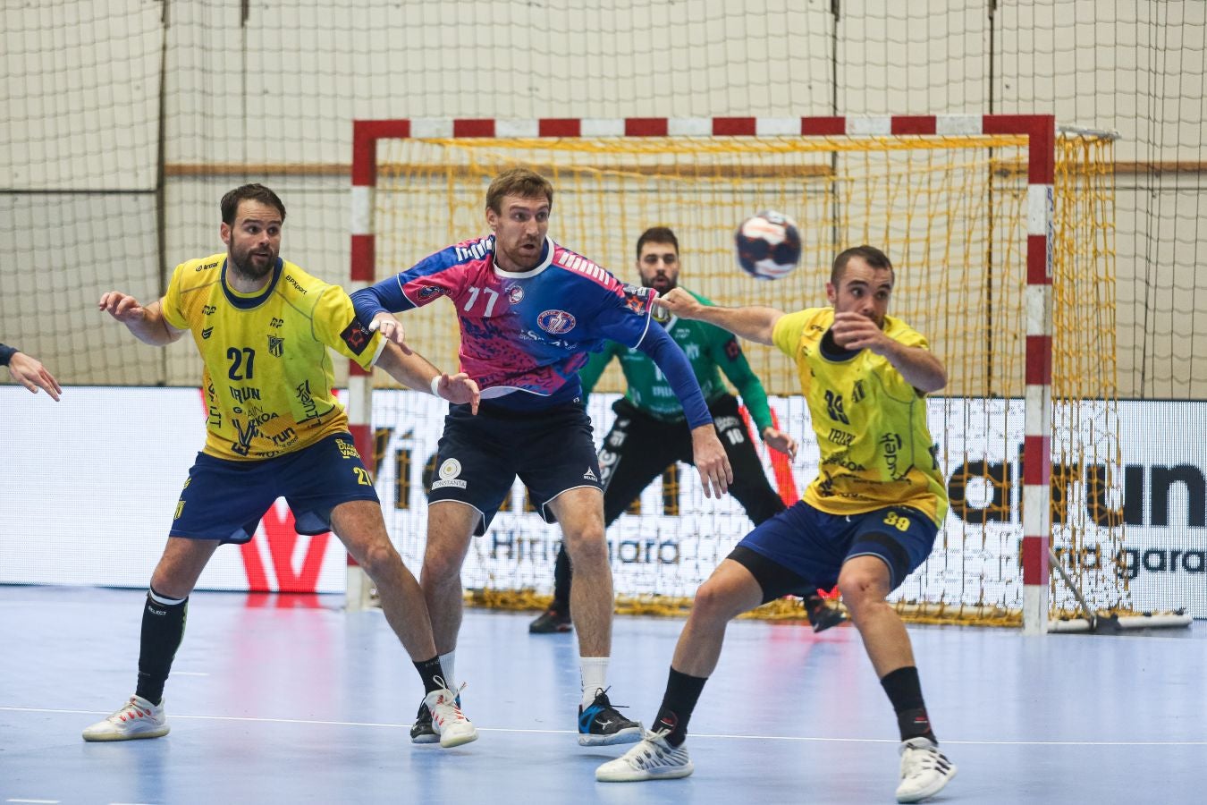 Fotos: El Bidasoa Irun reacciona tras el descanso y derrota al Motor Zaporozhye