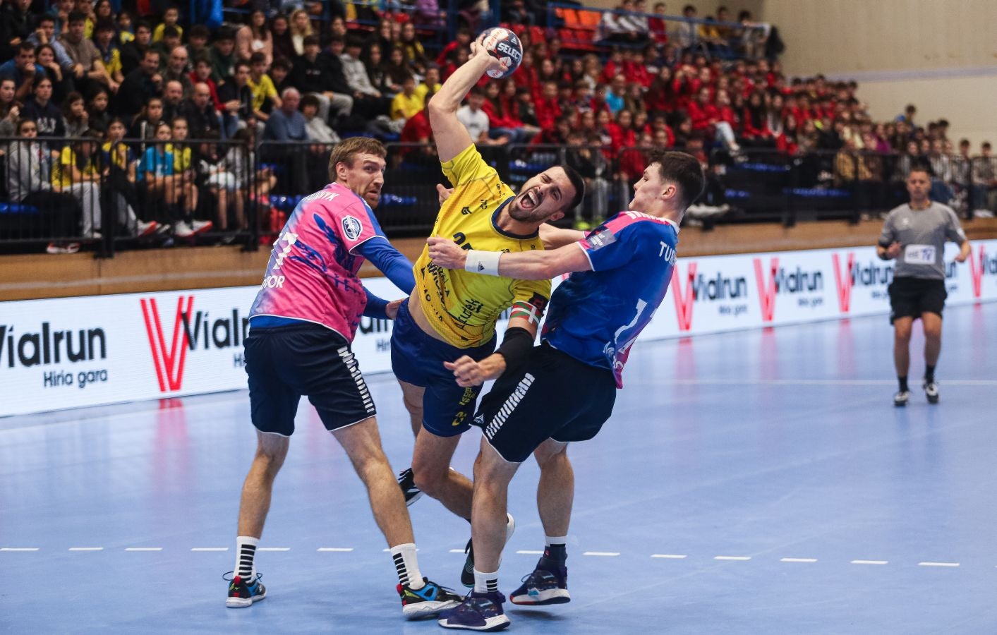 Fotos: El Bidasoa Irun reacciona tras el descanso y derrota al Motor Zaporozhye