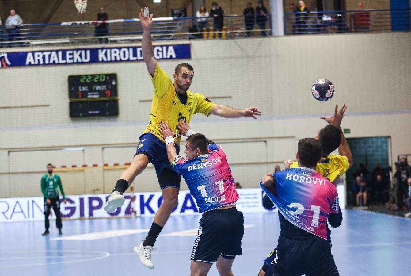 Fotos: El Bidasoa Irun reacciona tras el descanso y derrota al Motor Zaporozhye