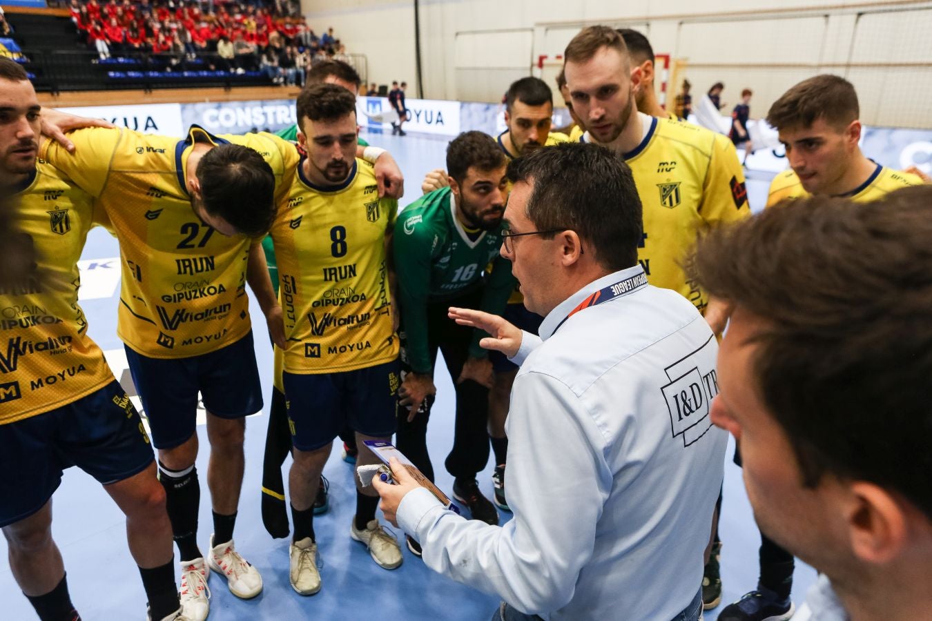 Fotos: El Bidasoa Irun reacciona tras el descanso y derrota al Motor Zaporozhye