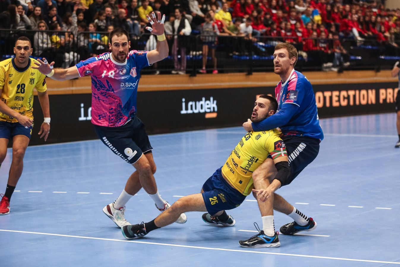 Fotos: El Bidasoa Irun reacciona tras el descanso y derrota al Motor Zaporozhye