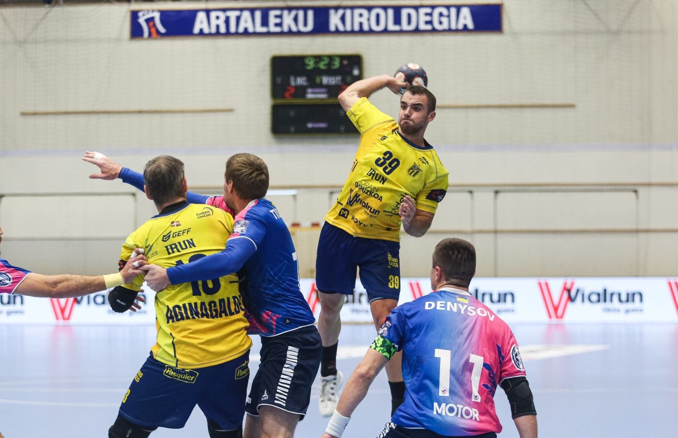 Fotos: El Bidasoa Irun reacciona tras el descanso y derrota al Motor Zaporozhye