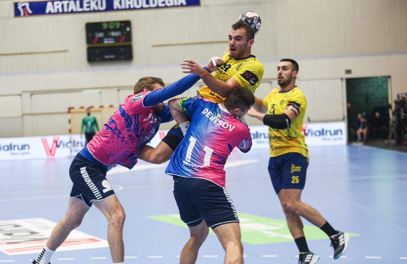 Fotos: El Bidasoa Irun reacciona tras el descanso y derrota al Motor Zaporozhye