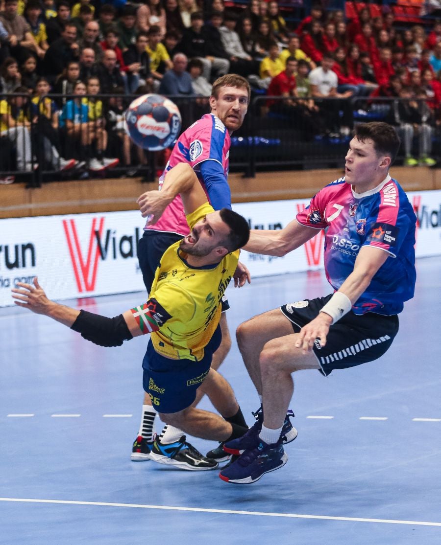 Fotos: El Bidasoa Irun reacciona tras el descanso y derrota al Motor Zaporozhye